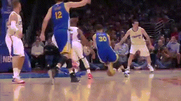 库里强大的三分能力不仅能为他带来大量的单打得分,即使他不持球站在