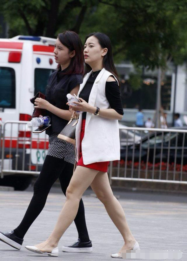 摄影师街拍 小蛮腰大白腿 熟女有风韵 简直艳压全场 娱乐资讯 月颖小站