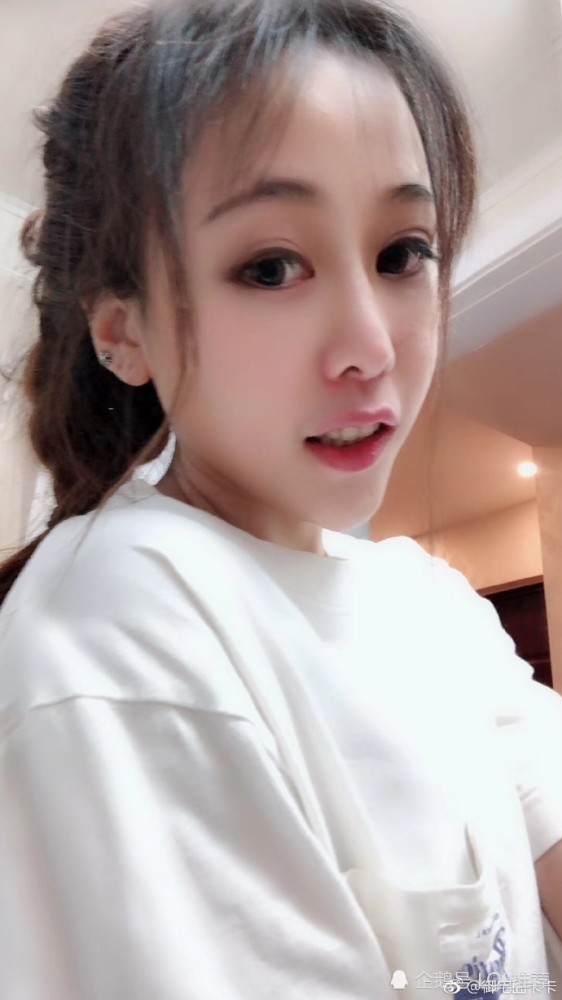 主播卡卡晒美照,人气惨淡,曾经的风光已不复存在!