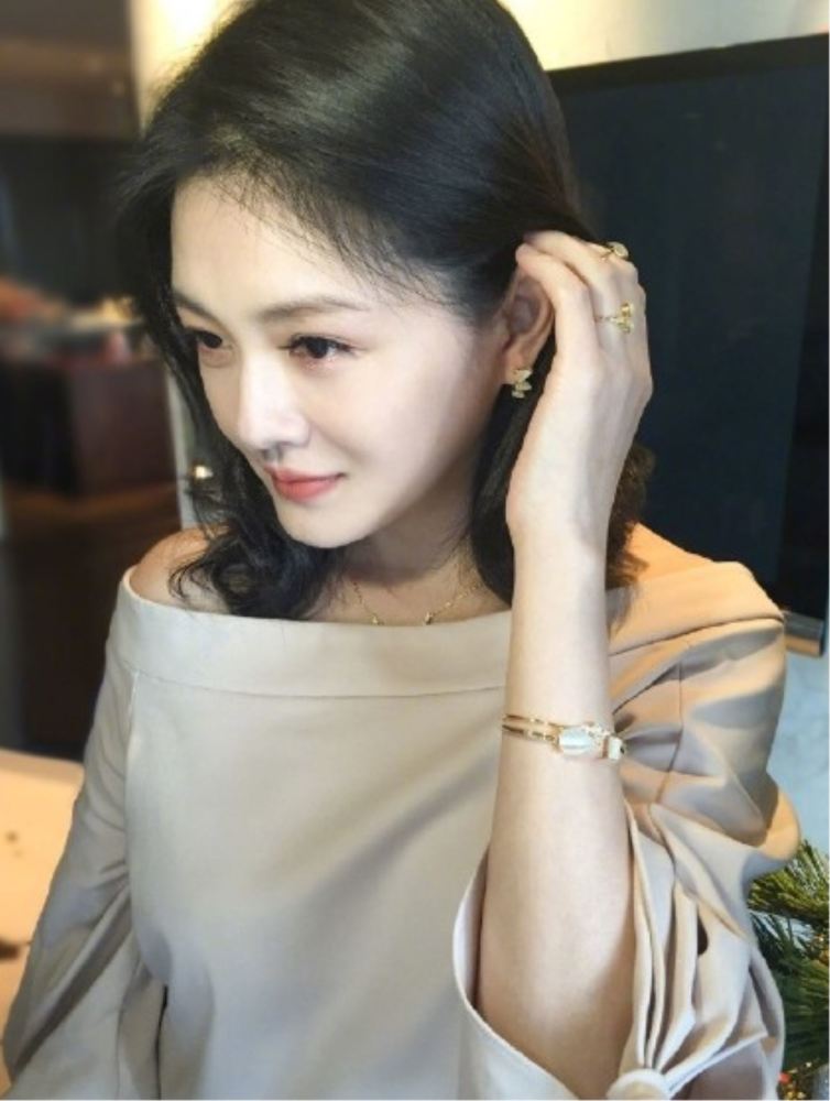 从这张小s爆出的高清无p照片可以看出,大s真人的下巴真的非常尖,脸也