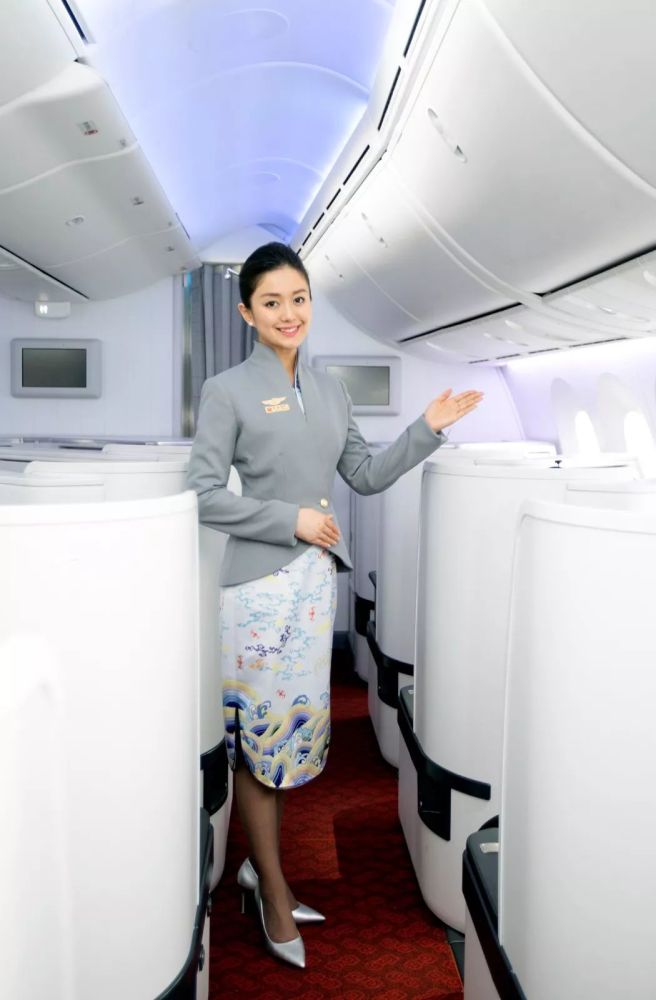 选对的人 坐对的座,看三位空姐如何穿出最美制服的味道