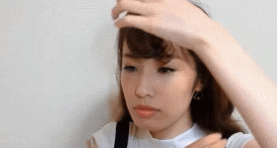 然后用手把刘海调整一下,在喷上定型喷雾就可以了