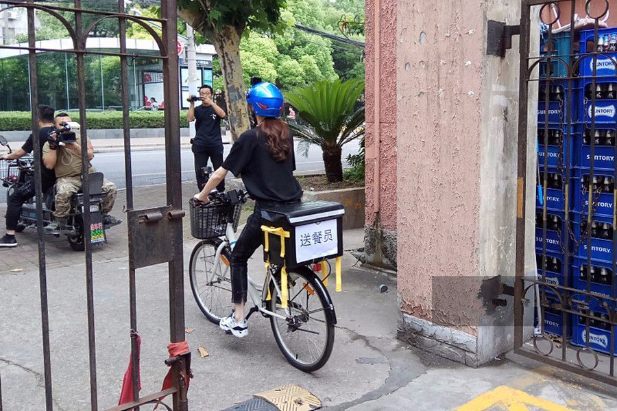 唐嫣现身上海某小区化身送餐员 骑自行车大长