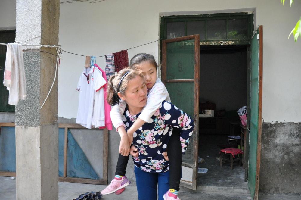 女童遭遇意外截瘫6年 父亲因自责患精神病8次