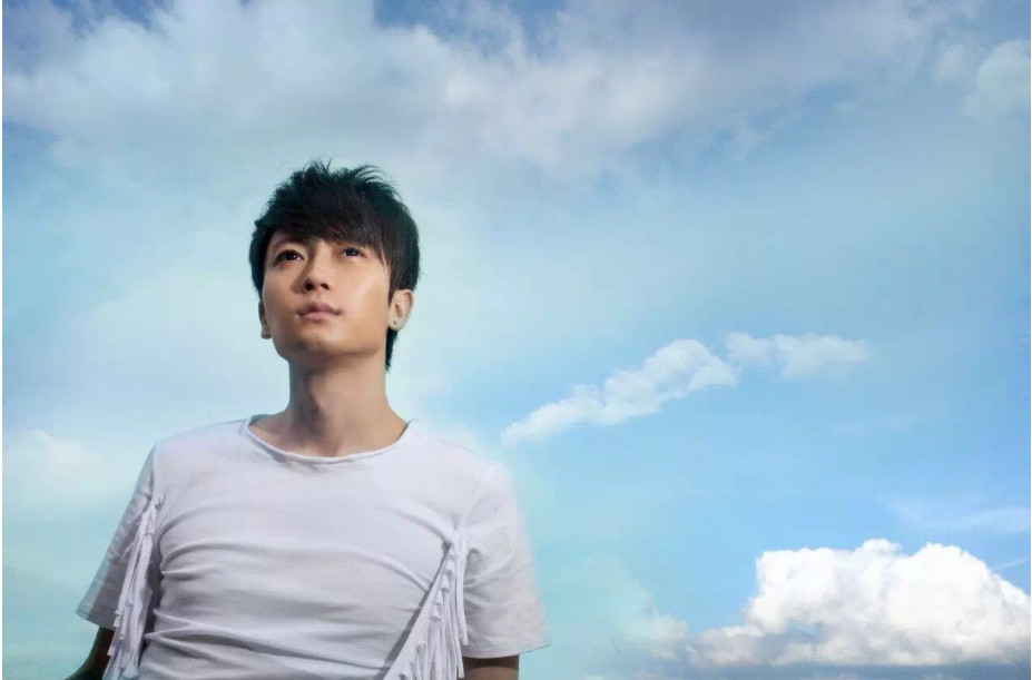 他凭一首歌家喻户晓，曾是《快乐男声》评委，如今快被大家遗忘