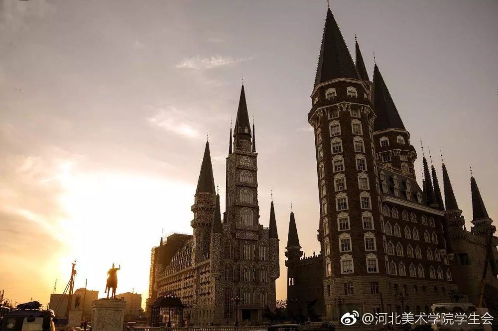 什么八大美院都弱爆了,这才是中国最魔幻的艺