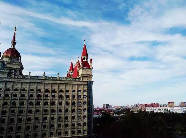 什么八大美院都弱爆了,这才是中国最魔幻的艺