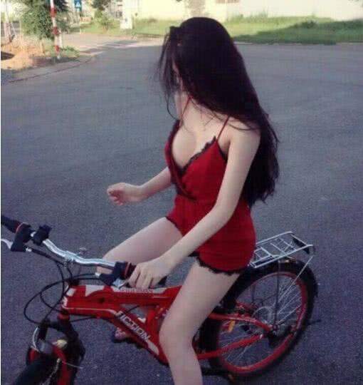 内涵段子:看到美女撩头发,老夫老脸一红