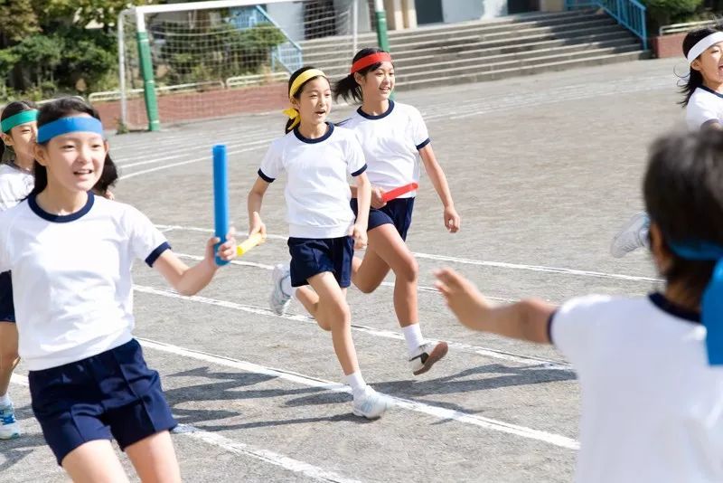 女孩穿内衣拿裤_美女只穿内衣