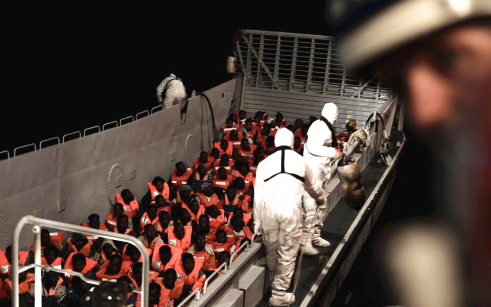 意大利关闭港口拒绝难民船停靠,629名难民在地
