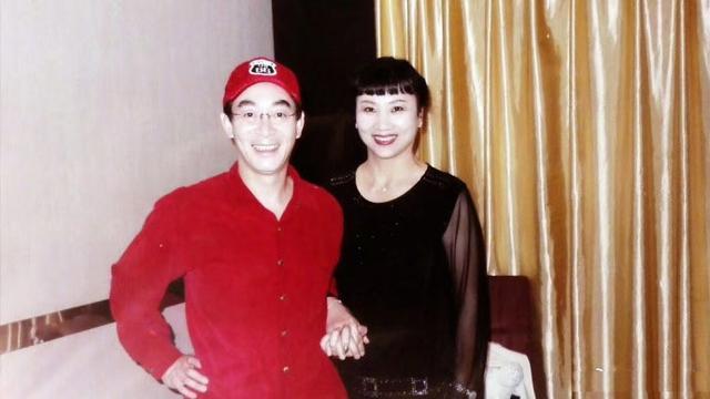 六小龄童和于虹结婚30周年纪念日晒合照 他老婆还挺漂亮有气质 曹荣与六小龄童合照 乐欣生活网