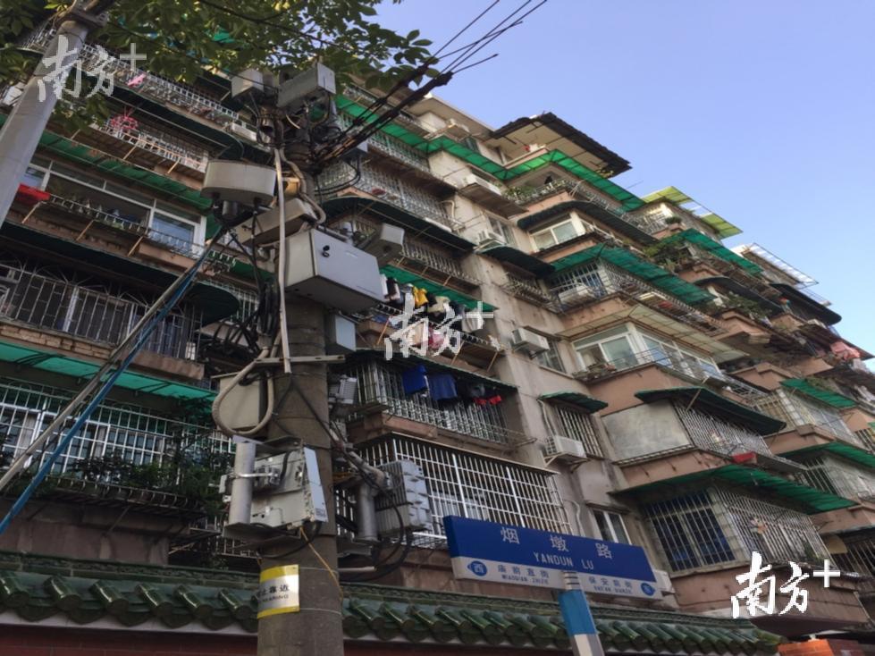 媒体追问疑似触电死亡事件:市民暴雨天上街安