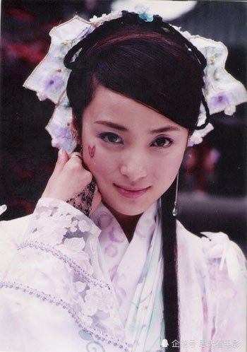 曾比蒋勤勤还要美，与富豪恩爱8年，如今大变脸引争议