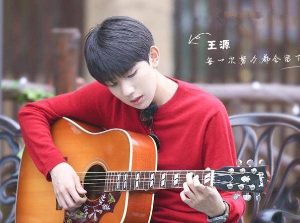 18岁王源霸气秀8块腹肌，被网友赞为“刚哥”，妈妈粉很激动