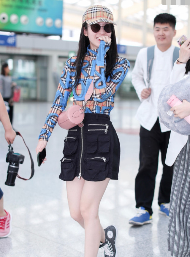 张雪迎穿大花上衣,一条裙子上有8条拉链