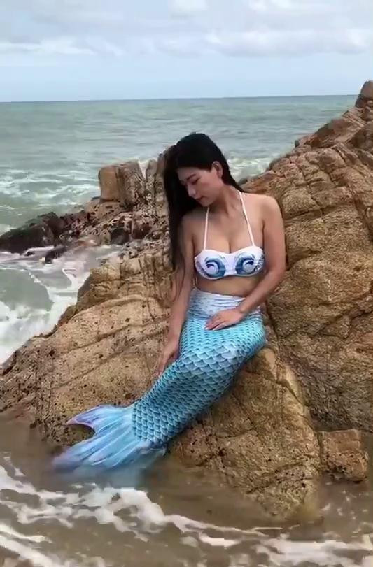 美女在海边拍美人鱼写真,原片太普通,成片却惊艳全场