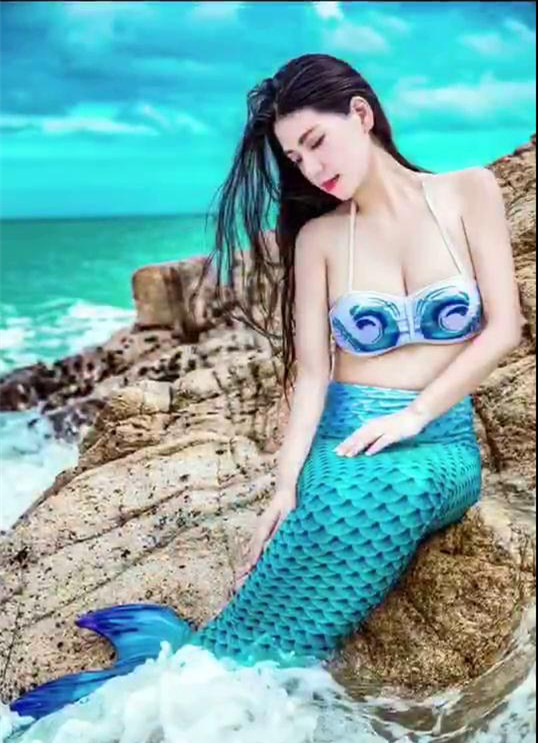 美女在海边拍美人鱼写真,原片太普通,成片却惊艳全场