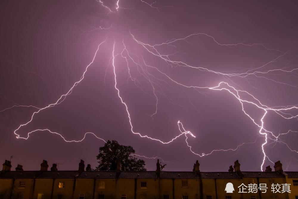 较真 |青岛暴雨有人被雷劈了的假视频,还要骗
