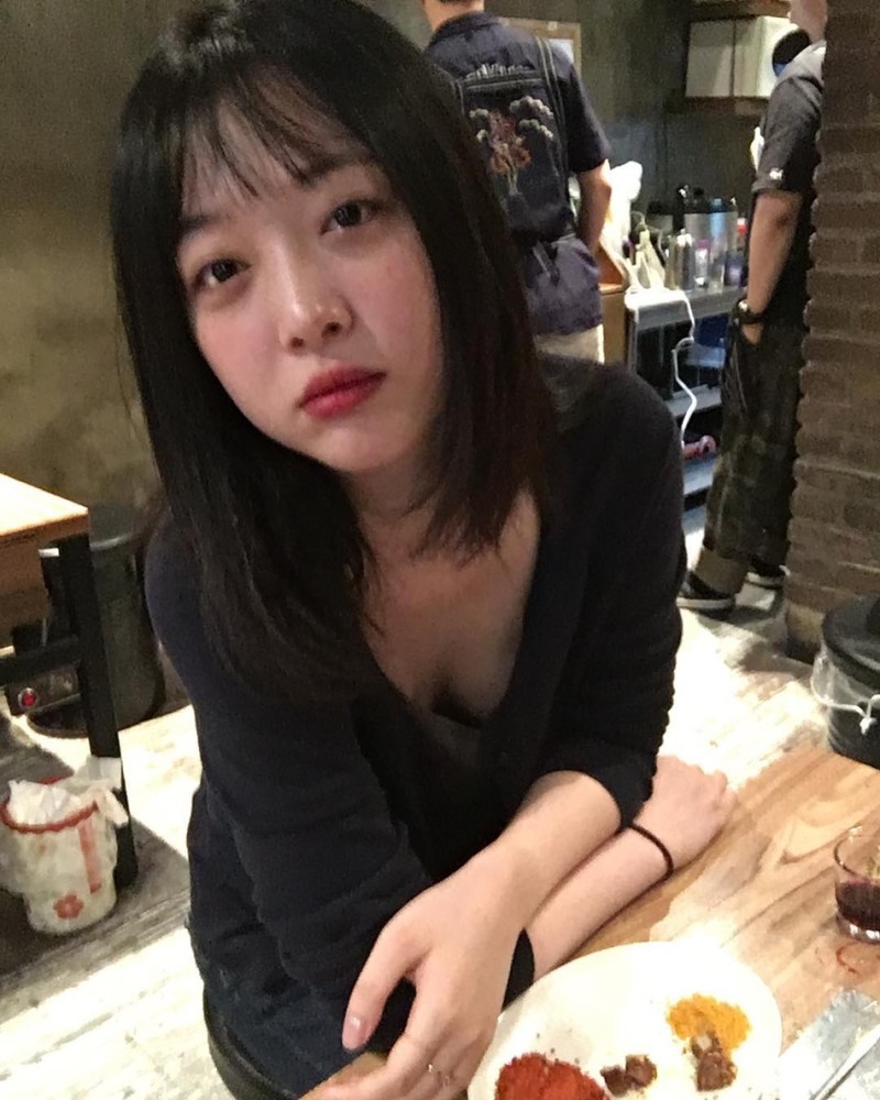 崔雪莉真空深v俯身拍照 这大尺度我不敢看