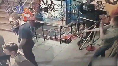 战斗民族就是这么彪:跳着舞蹦着迪,迎面突然滚来1颗手榴弹