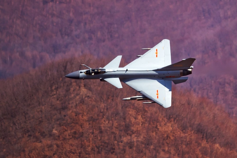 歼-10战机价格适中性能强大 凭借自身实力令外