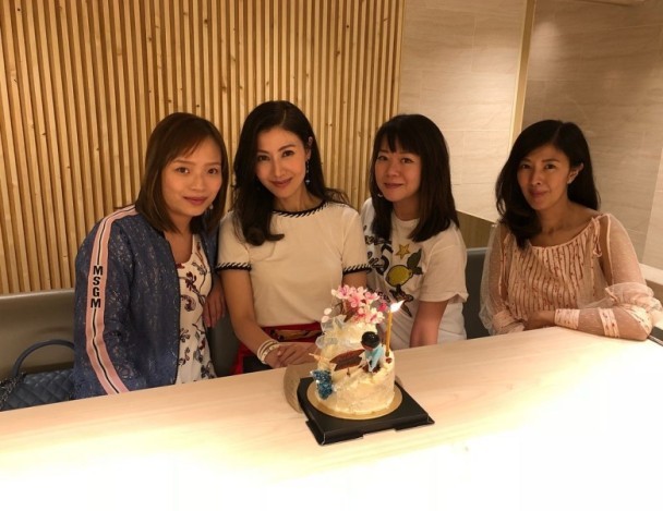 李嘉欣迎接48岁生日,与贵妇闺蜜团庆祝,姐姐李嘉明抢镜