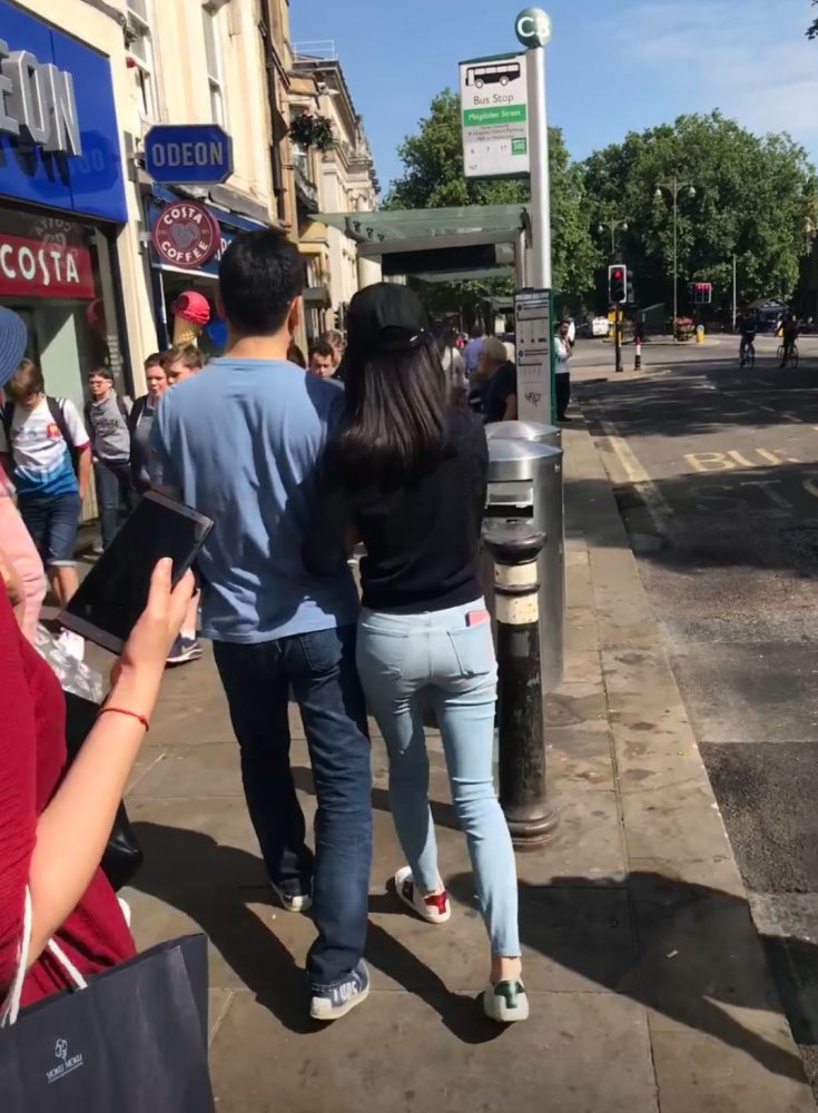 网友拍下了刘强东跟章泽天的背影照,两人都穿着便服,手挽着手一起逛街