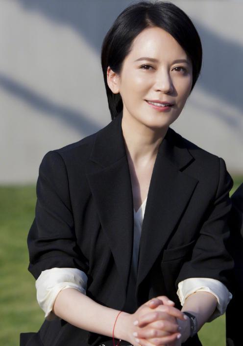 47岁冻龄女神俞飞鸿近照，短发干练有气质，网友：我以为是王菲