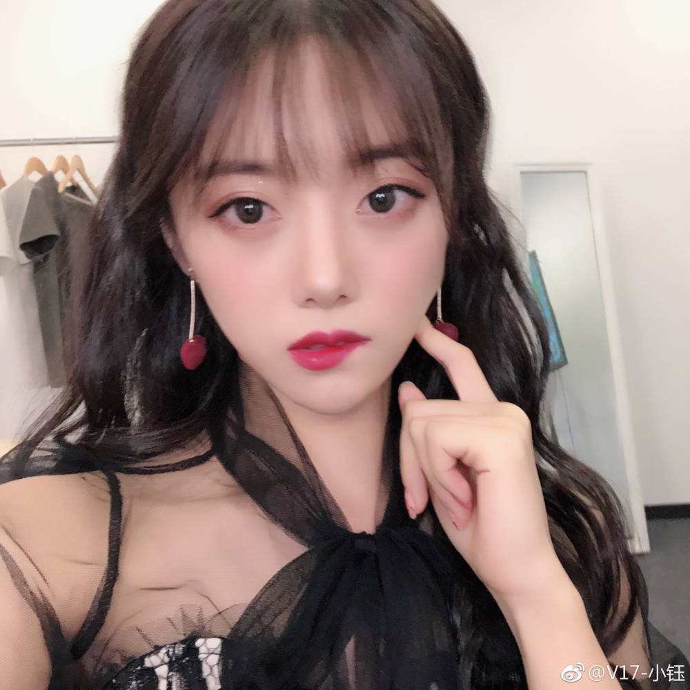 LPL美女主持人小钰晒美照 网友:这是要出道?