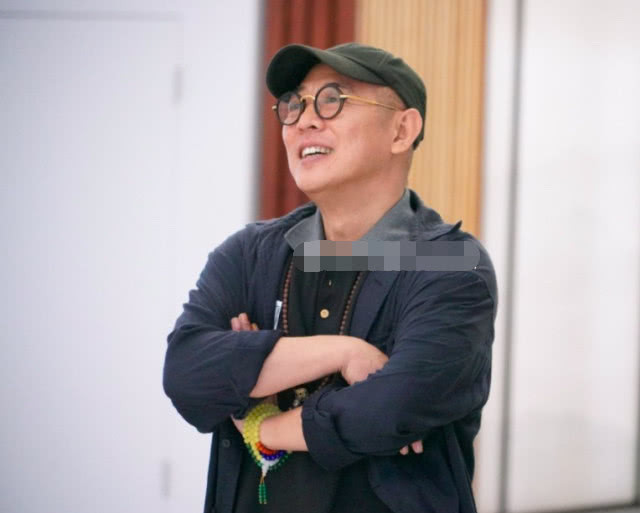 衰老病重谣言后，李连杰再现“黄飞鸿式摊手”经典动作，精神抖擞