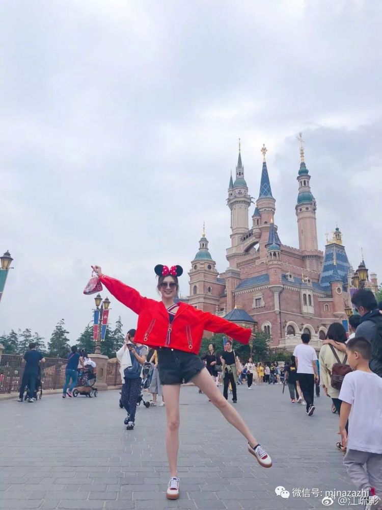 江疏影泳衣外穿上…这届泳衣真的非常魔幻&时