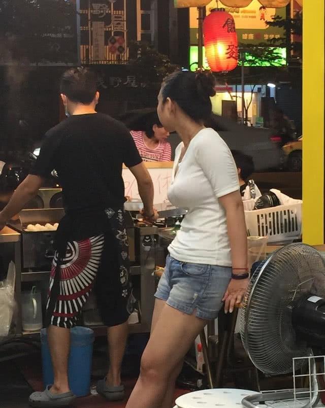 搞笑gif图:妹子一个人出来溜狗,一看就是单身啊,遇到可不要错过了!