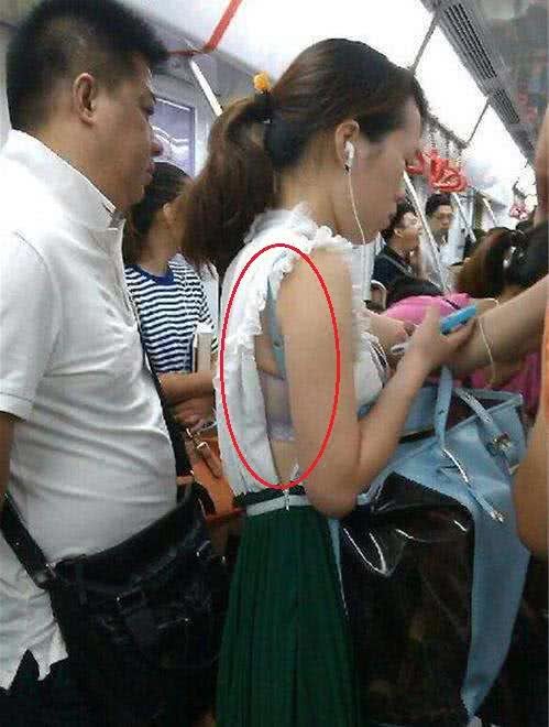 搞笑gif图:顺风车拉个妹子没带钱,说回家给我唱歌抵车费,我亏了吗