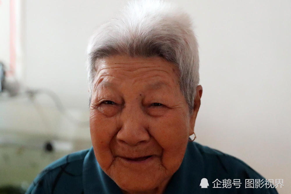 99岁高龄老人白发里重新长出黑发"返老还童"