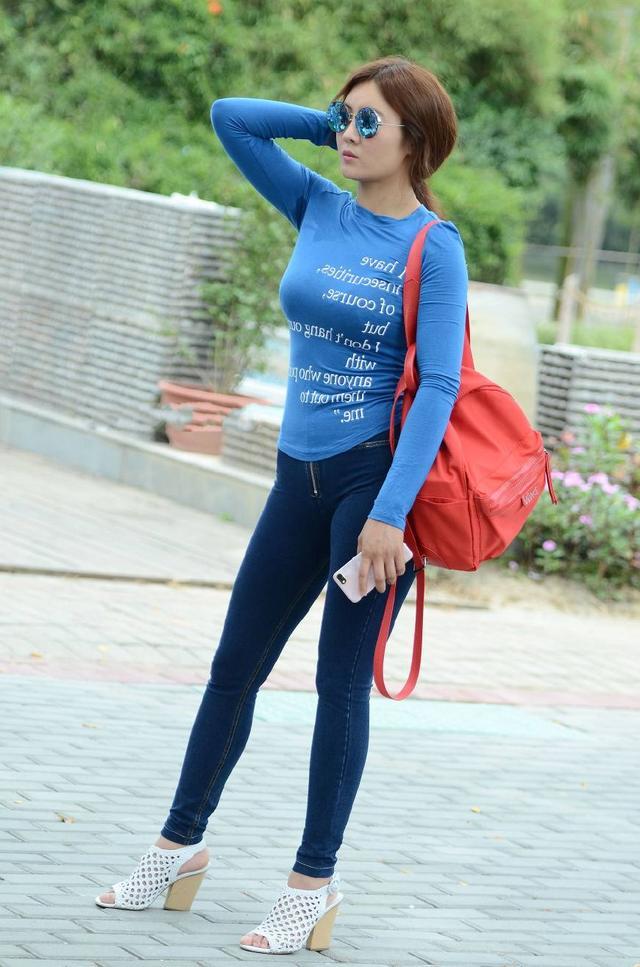 摄影师镜头下的靓妹 时尚女性们已不满足正面的美 她们的背影也很美 看点快报