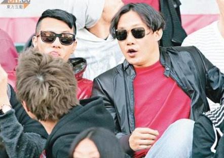 世界杯开赛日,网友竟从看台活捉粤语歌王一枚