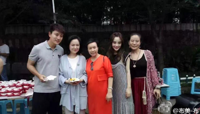 当众热吻!贾乃亮李小璐庆结婚4周年_学生时代