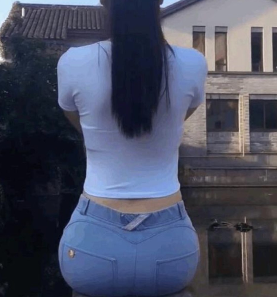 时尚个性的紧身牛仔裤,轻松穿出质感,让人一见