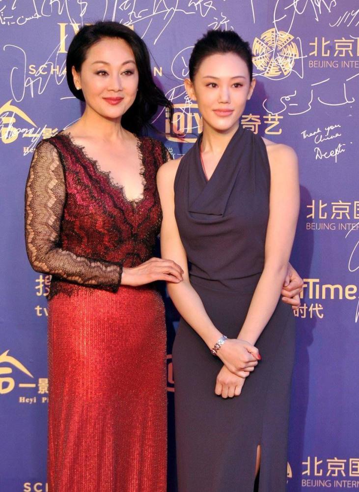 52岁王姬与女儿亮相,成熟气质,网友:保养得真好