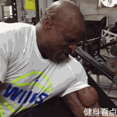 八冠王罗尼库尔曼,瘸着腿也要进健身房,这样的男人乃真硬汉!