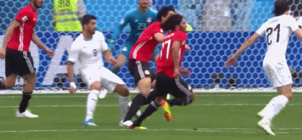 gif-埃及vs乌拉圭 卡瓦尼凌空抽射差之毫厘
