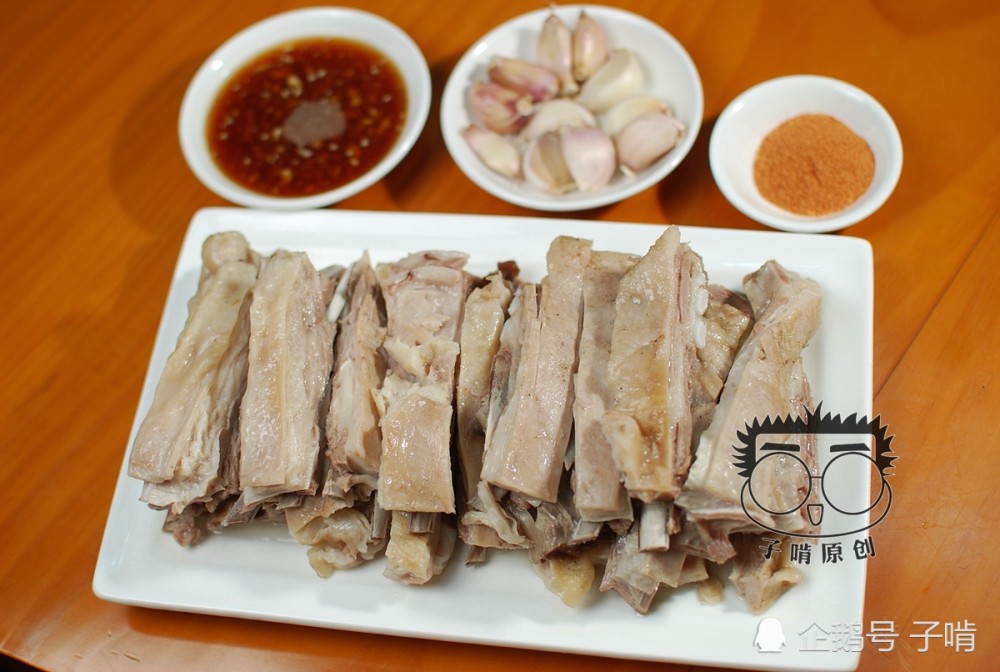 来吃个手抓羊肉,78元一盘正好一斤,端上桌就是一盘肉 三份小料,蘸料有