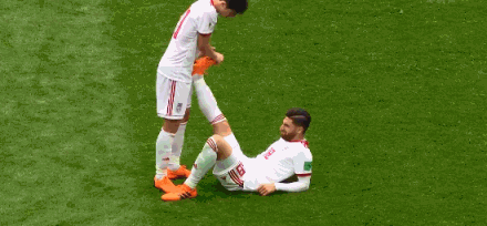 gif-摩洛哥vs伊朗 伊朗大将拼尽全力抽筋下场