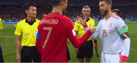 而在球队2-3落后之际,c罗再次站了出来,87分,任意球世界波扳平比分