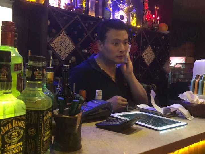 酒吧老板这样过世界杯位子爆满还要劝人少喝酒