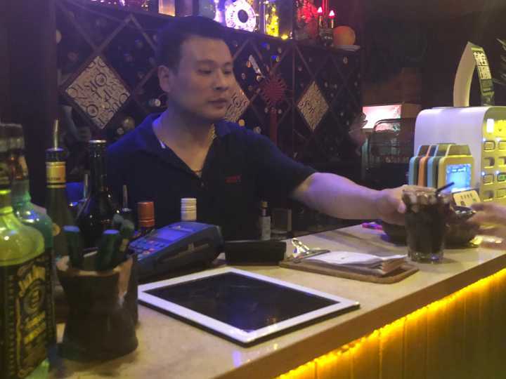 酒吧老板这样过世界杯 位子爆满还要劝人少喝酒