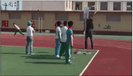 搞笑gif:冬天和���妇打雪仗,简直被她可爱的表情给萌坏