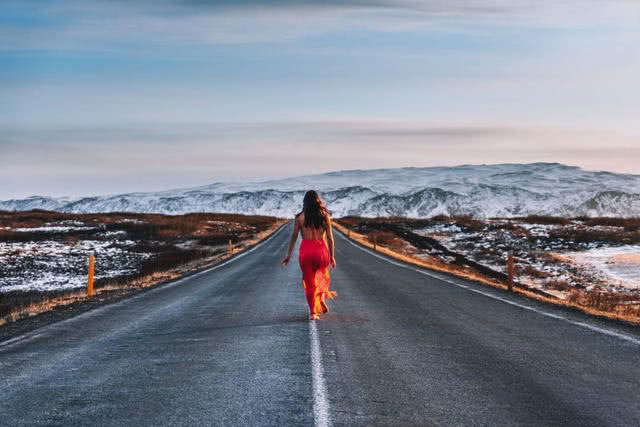 1,用snapseed打开图片,也就是人物的图片,找到工具——双重曝光.