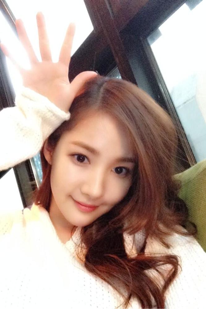 杨颖死活不承认换脸而她自曝全脸动刀子,却成