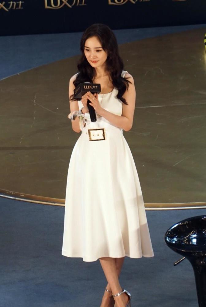 杨幂穿白色连衣裙 清新优雅仙女范儿